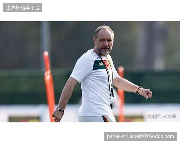 米涅教练的4-2-4激进阵型旨在最大化利用边路宽度与前场球员的冲击力。